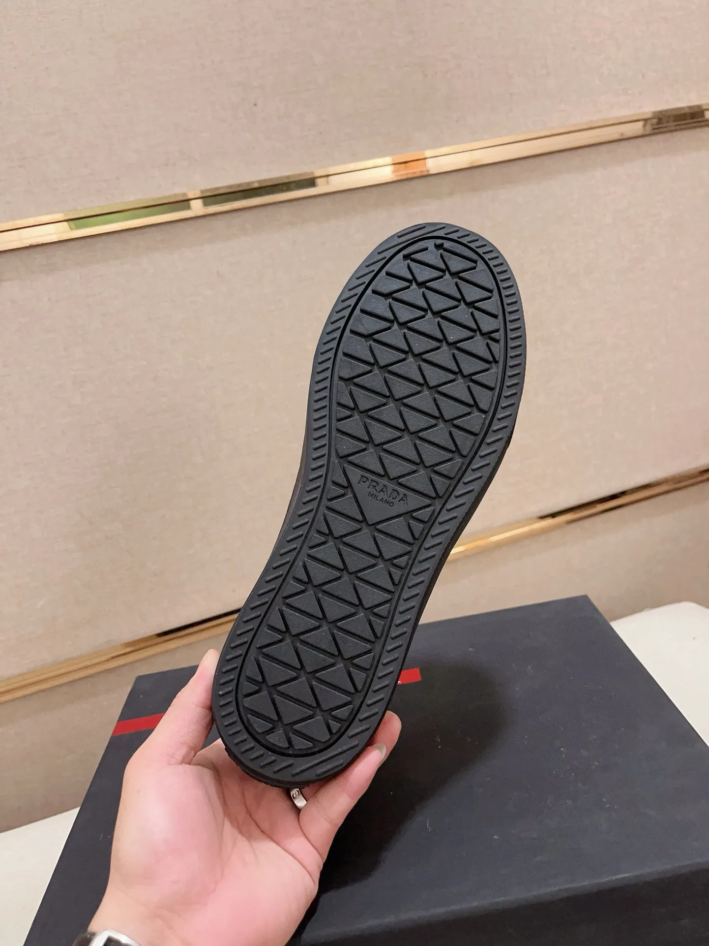 Men's shoes 💰 580💰 ✔️✔️✔️High-quality new PRADA counters are launched at the same time. The new men's shoes and 😘fabrics are selected from first-layer cowhide and are made by pure handicrafts. Lining: Full cowhide lining. 👍🏿 High-end ☄️ air-cushion molded anti-slip rubber outsole, exquisite lines, simple and elegant, comfortable and high-end for leisure travel. Code number: 38 to 44 (45 can be customized)